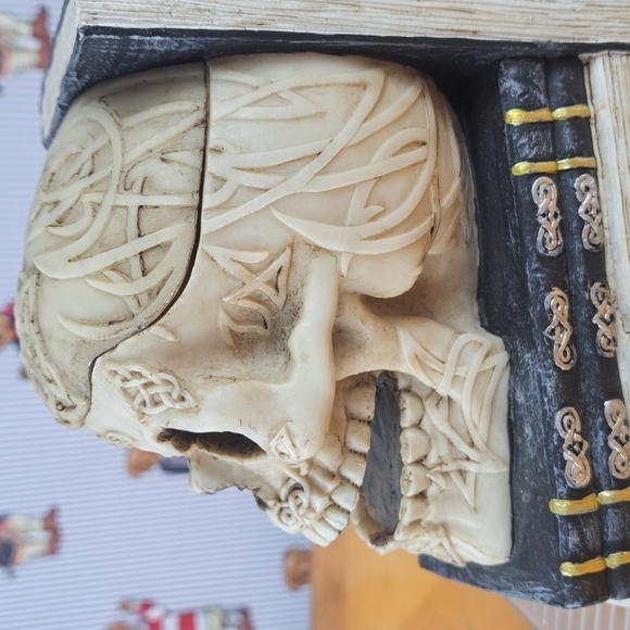 Bellaa decorative skulls small storage Celtic knot design resin bookends - Picture 6 of 8
